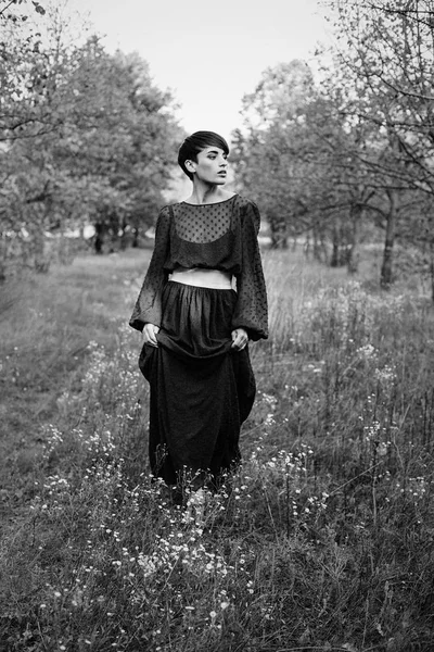 Vrouw in elegante jurk — Stockfoto