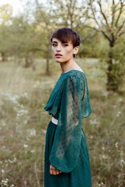 şık elbiseli kadın