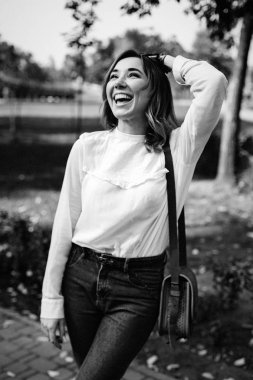 Sonbahar parkındaki kadın