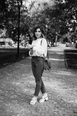 Sonbahar parkındaki kadın