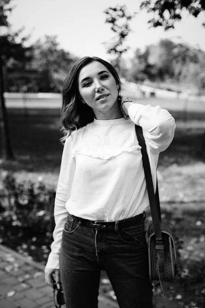 Sonbahar parkındaki kadın