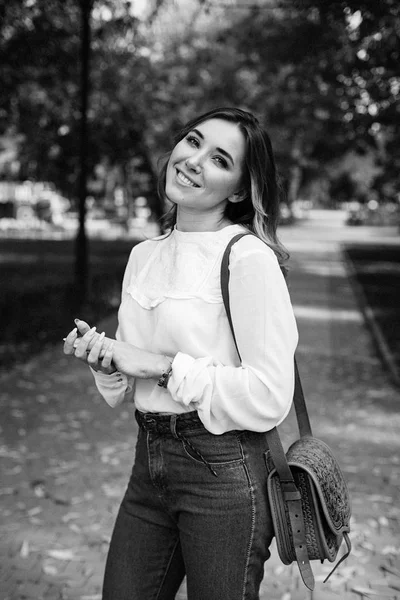 Sonbahar parkındaki kadın