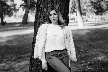 Yaz parkındaki kadın