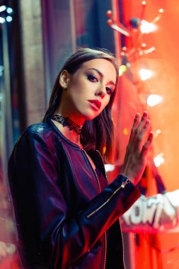 gece city adlı poz kadın