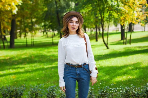 Mulher posando no parque — Fotografia de Stock