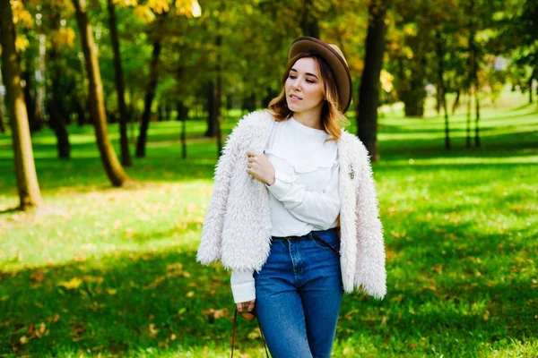 Vrouw poseren in park — Stockfoto