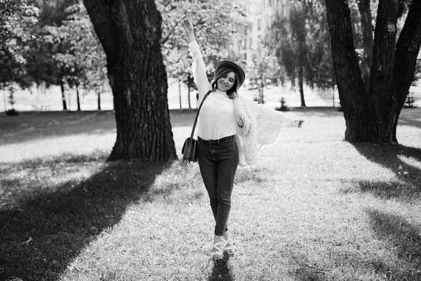 Vrouw poseren in park — Stockfoto