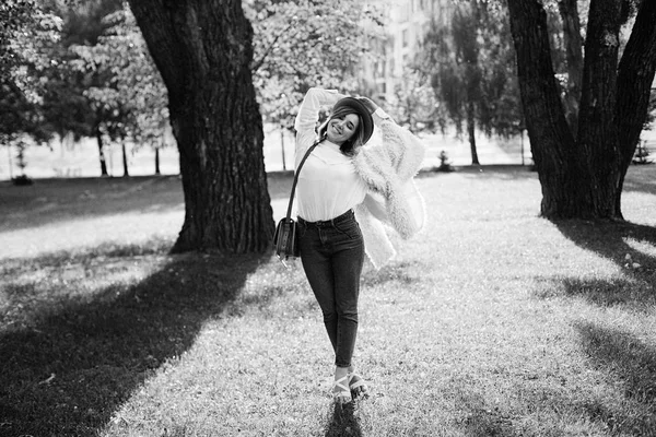 Nainen poseeraa puistossa — kuvapankkivalokuva