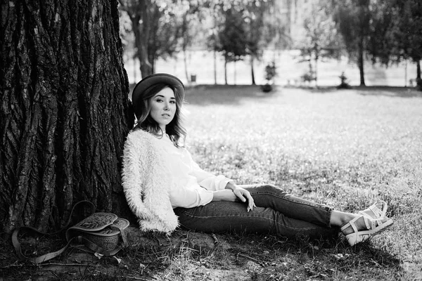 Aantrekkelijke vrouw in park — Stockfoto