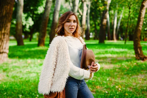 Mujer en el parque de verano — Foto de Stock