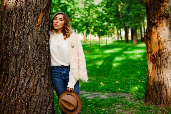 Femme dans le parc d'été — Photo