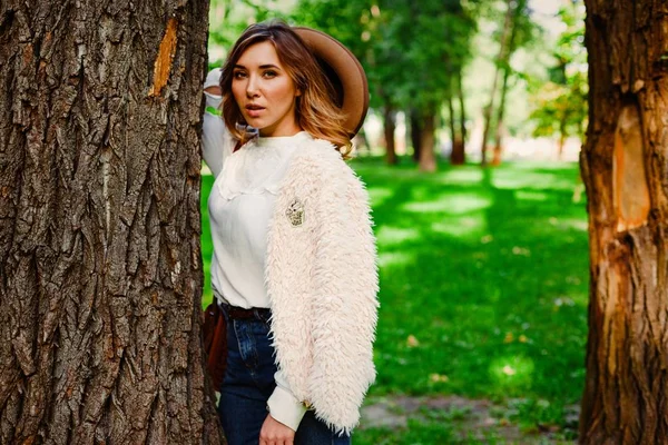 Femme dans le parc d'été — Photo