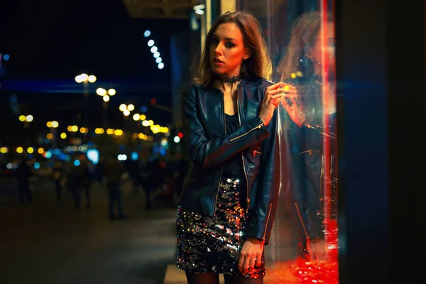 Kvinna poserar på natt city — Stockfoto
