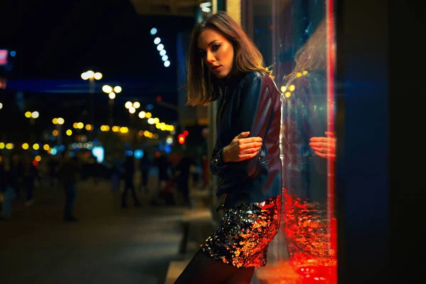 Woman posing at night city — Stock Photo, Image