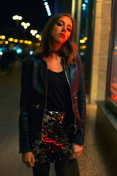 Femme posant la nuit ville — Photo