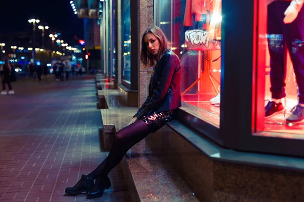 Frau posiert nachts in der Stadt — Stockfoto