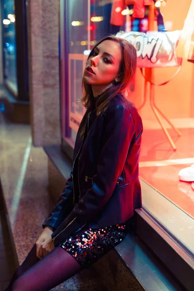 Mujer posando en la ciudad nocturna — Foto de Stock