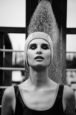 Yüzme şapkalı kadın