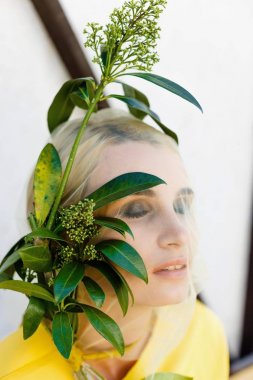 güzel çiçek ile poz kadın 