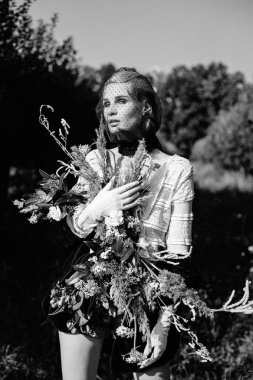 kadın holding grup kır çiçekleri