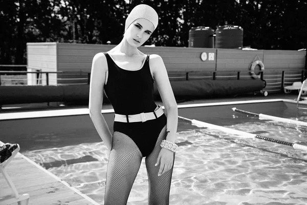 Mujer posando cerca de piscina —  Fotos de Stock