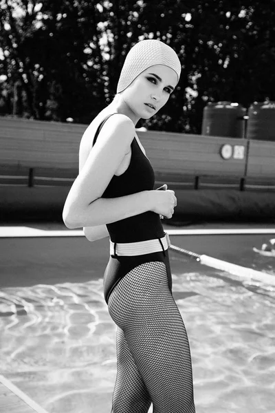 Yüzme Havuzu poz kadın — Stok fotoğraf