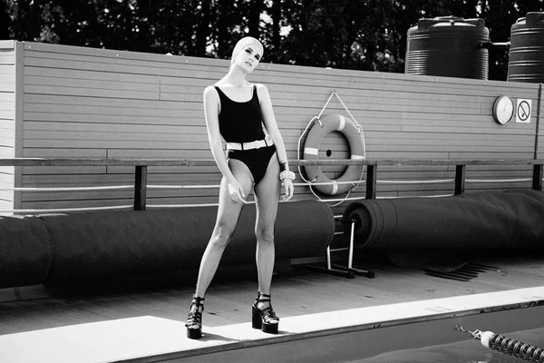 Mulher posando perto da piscina — Fotografia de Stock