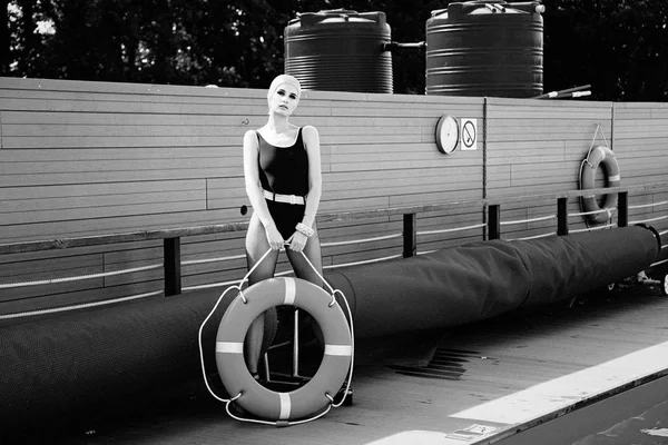 Žena pózuje s záchranný kruh — Stock fotografie