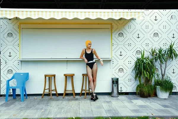 Mayolu poz içinde kadın