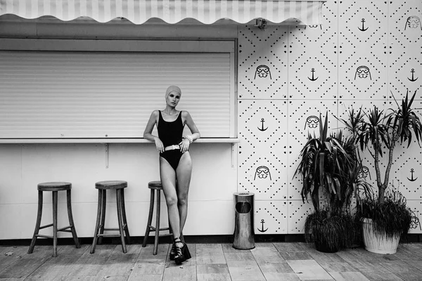 Mujer en traje de baño posando —  Fotos de Stock