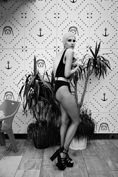 Nő a fürdőruha pózol — Stock Fotó