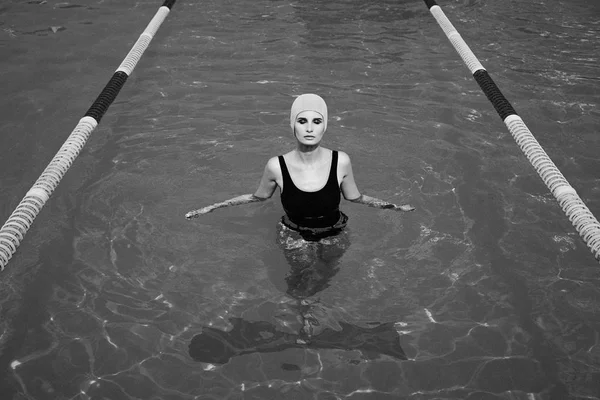 Frau posiert im Schwimmbad — Stockfoto