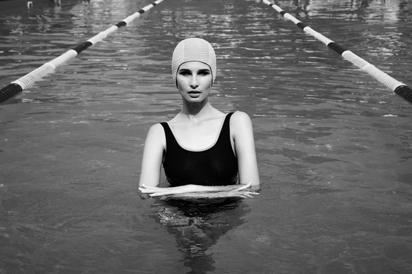 女人在游泳池里摆姿势 — 图库照片