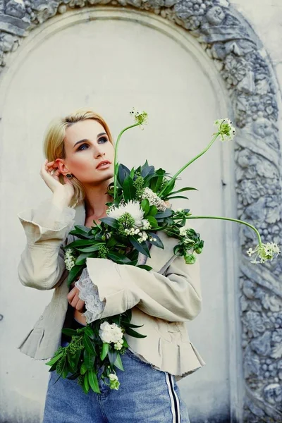 Mujer sosteniendo ramo de flores silvestres —  Fotos de Stock