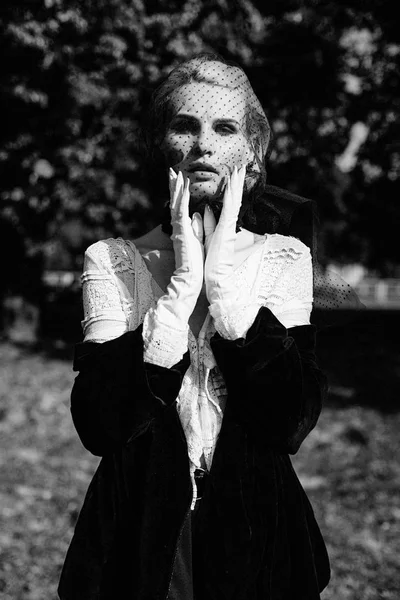 güzel genç kadın peçe