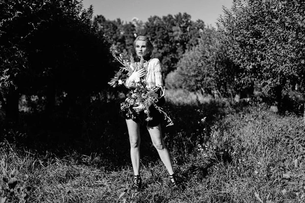 Femme tenant un bouquet de fleurs sauvages — Photo