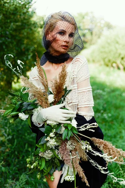 Kadın holding grup kır çiçekleri — Stok fotoğraf