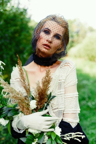 kadın holding grup kır çiçekleri