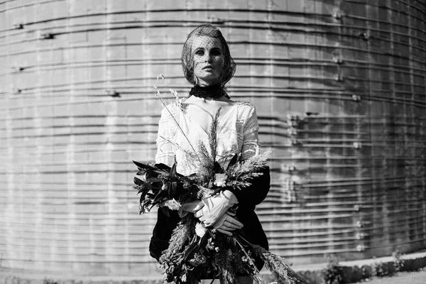 Mulher segurando monte de flores silvestres — Fotografia de Stock