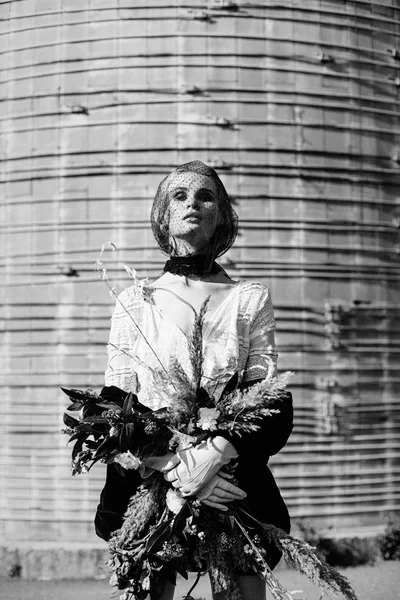 Mujer sosteniendo ramo de flores silvestres —  Fotos de Stock