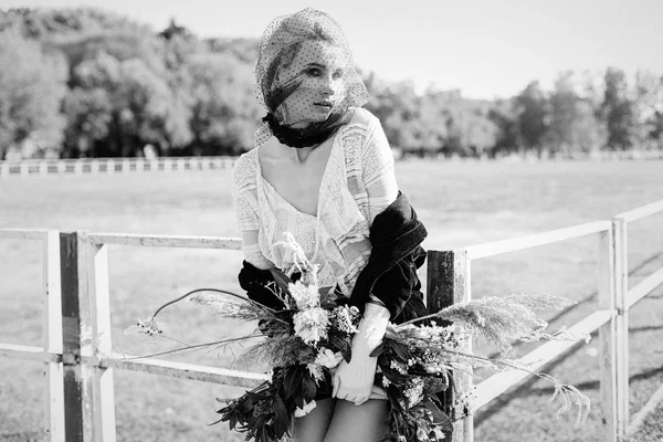 Vrouw bedrijf bos van wilde bloemen — Stockfoto