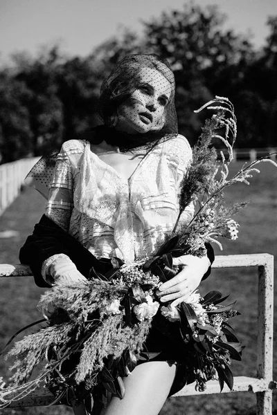 kadın holding grup kır çiçekleri