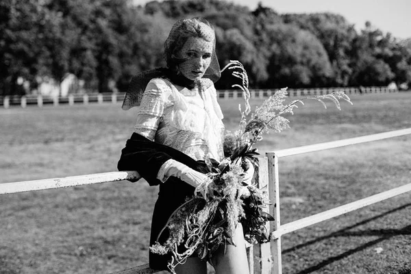 Vrouw bedrijf bos van wilde bloemen — Stockfoto