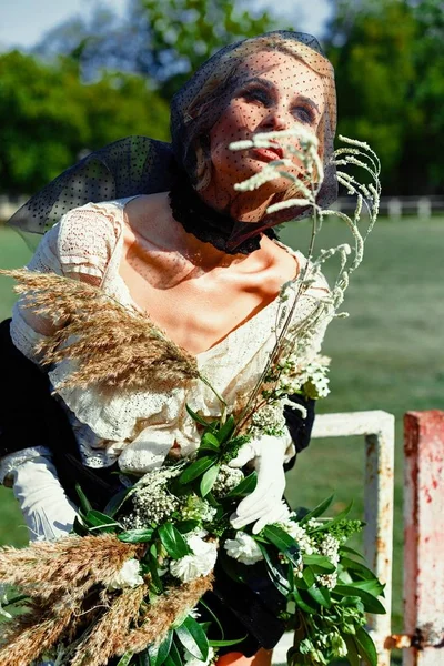 Frau hält Blumenstrauß in der Hand — Stockfoto