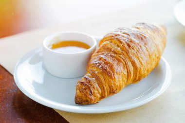 Fransız kruvasan ve bal