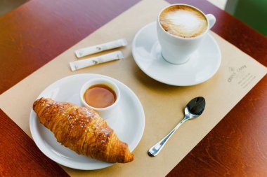 Fransız kruvasan ve kahve