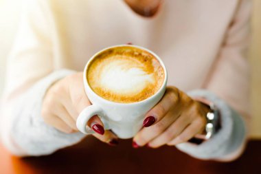 Fincan kapuçino kadınla