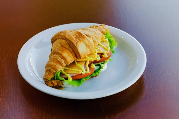 Бутерброд з круасанів з сиром та шинкою — стокове фото