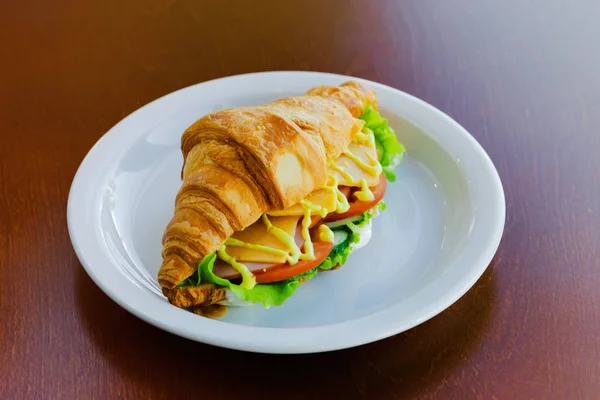 Croissant-Sandwich mit Käse und Schinken — Stockfoto