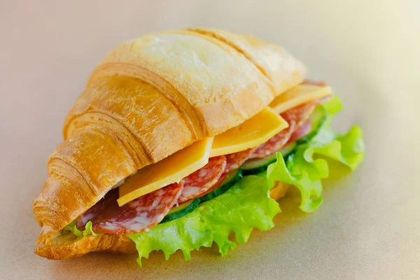 Croissant sendvič se sýrem a šunkou — Stock fotografie